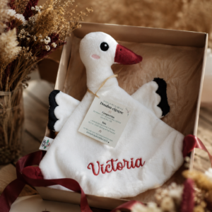 Doudou Cigogne Personnalisé – Cadeau de naissance made in Alsace
